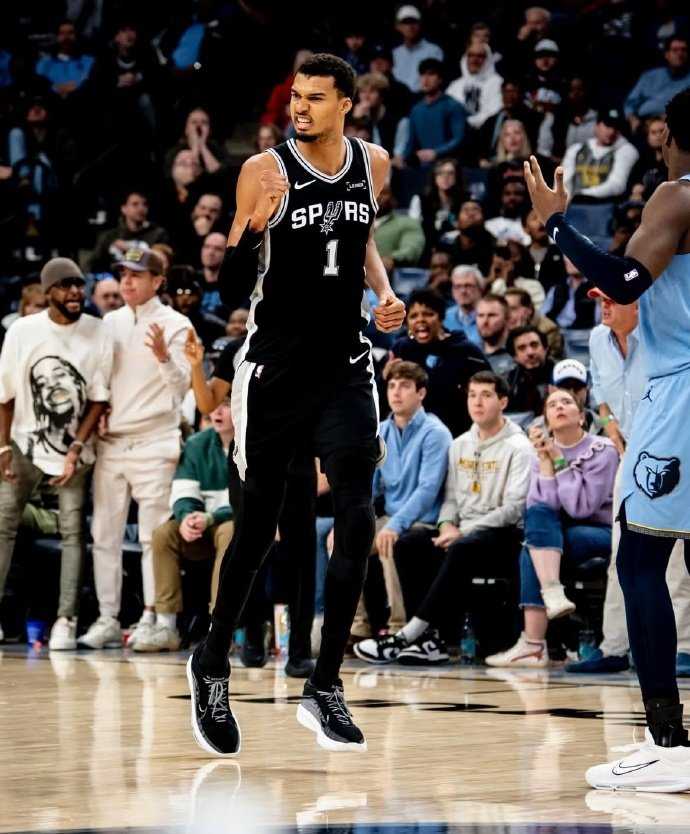 一分惜败两连败！文班空砍30分，福克斯9分5板8助，绝杀出手被帽